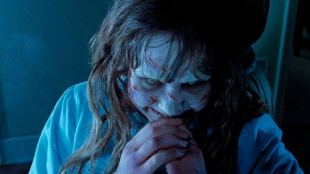 Sala de cinema escura lembrando a estreia de O Exorcista em 1974
