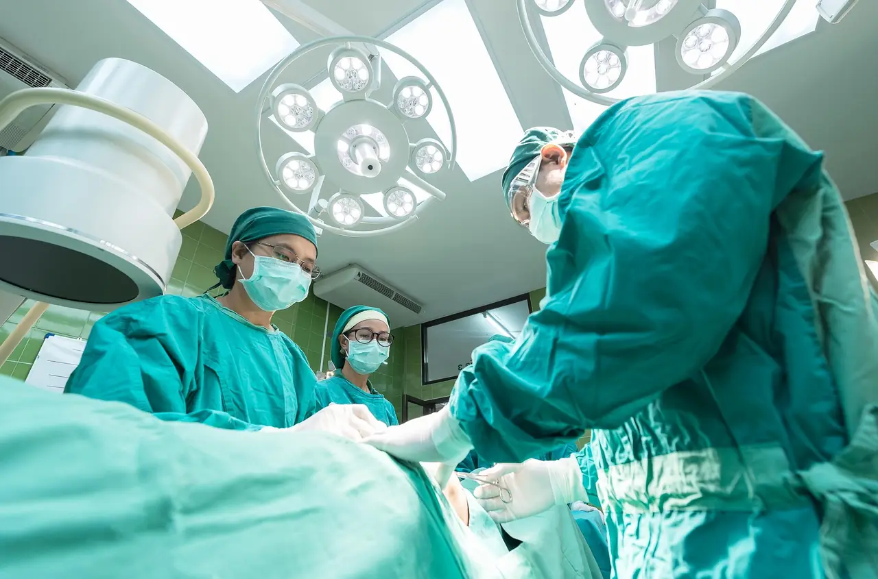 Equipe de médicos em uma sala de cirurgia durante uma operação de transplante.