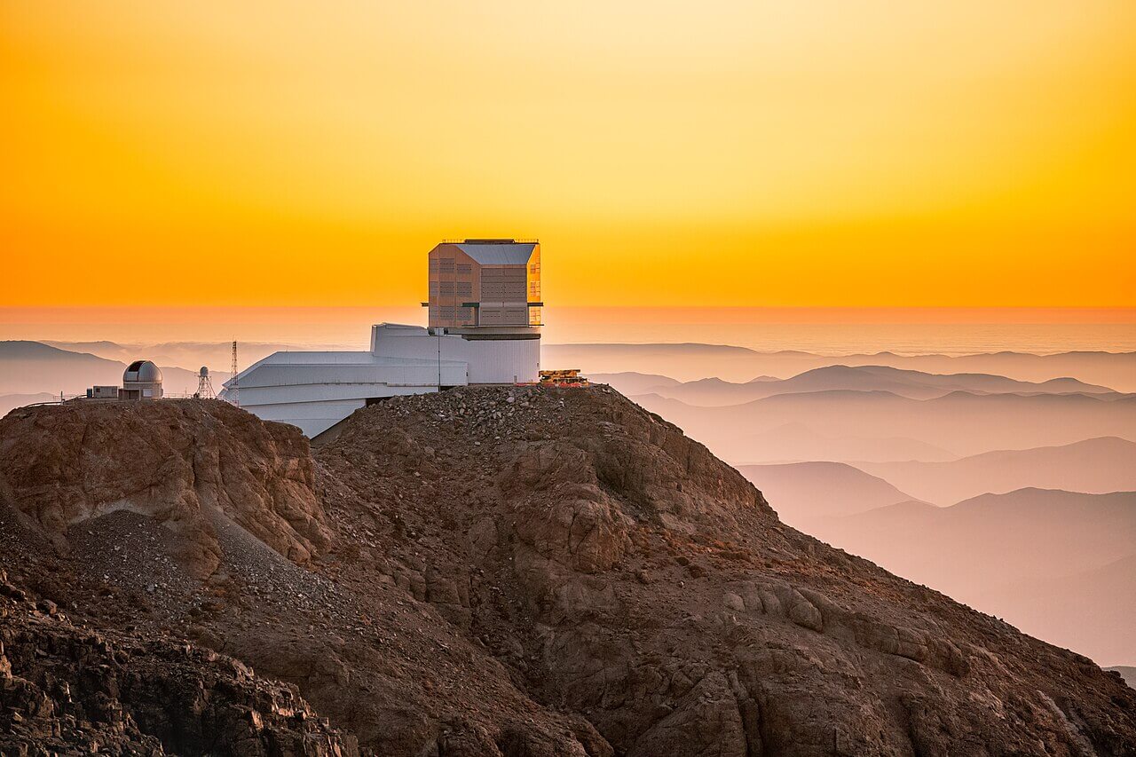 Observatório Vera Rubin ao pôr do sol no alto de Cerro Pachón, nos Andes chilenos