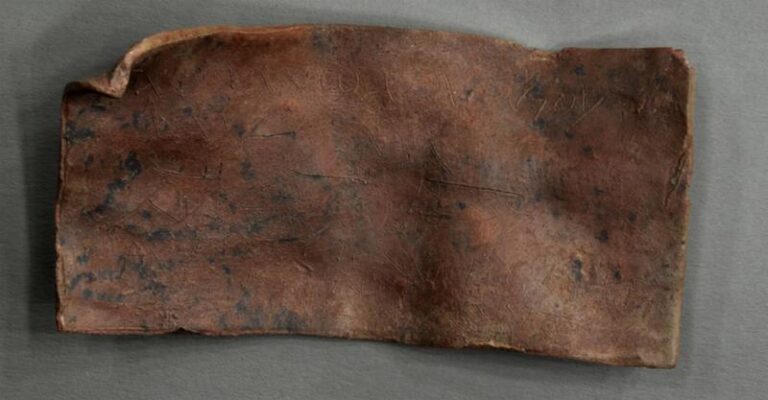 Encontrada placa romana de 2 mil anos com maldição que invoca deuses e demônios contra inimigos