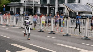 Robô humanoide D1, da Honor, que bateu o recorde humano na meia maratona