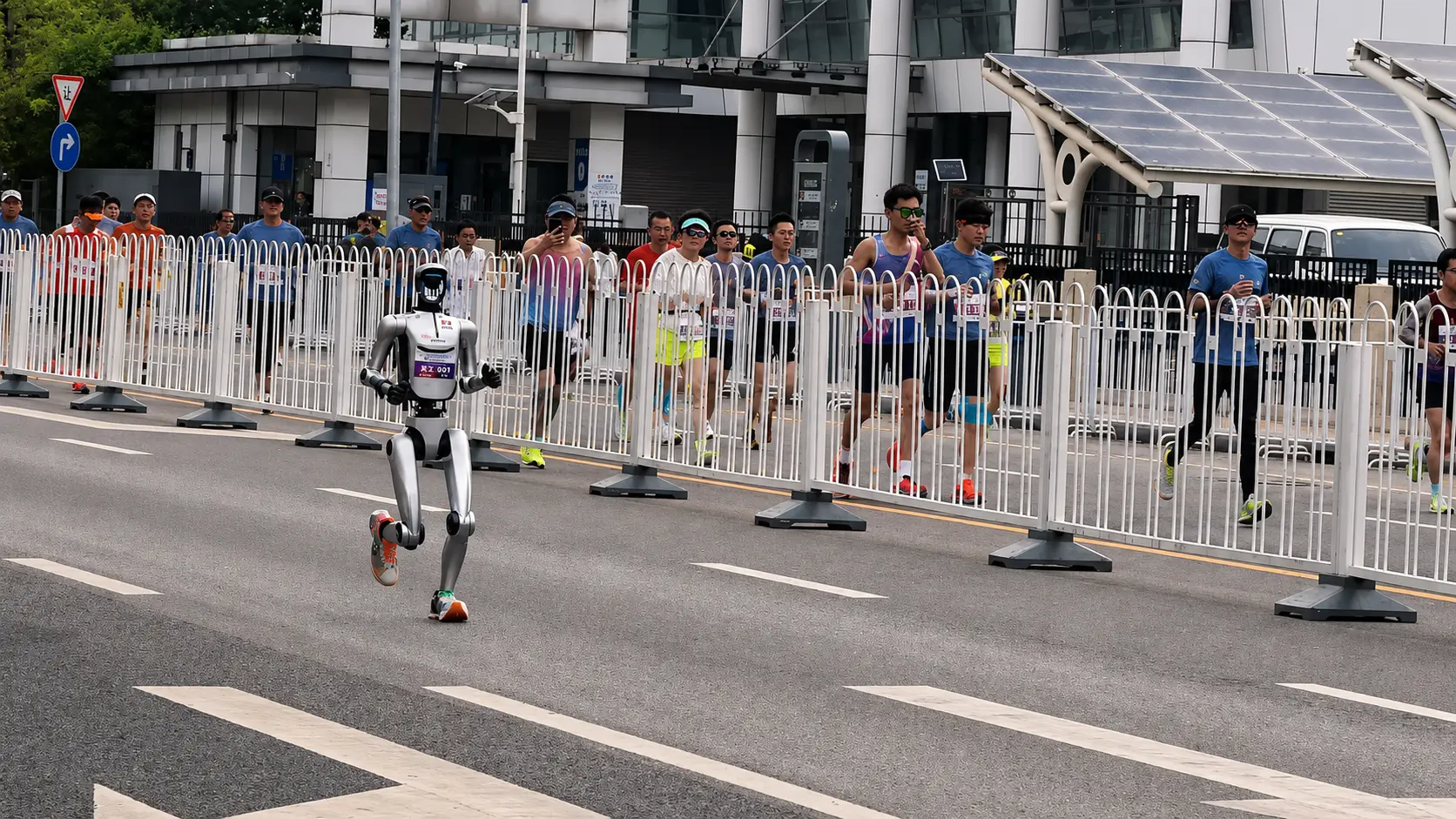 Robô humanoide D1, da Honor, que bateu o recorde humano na meia maratona