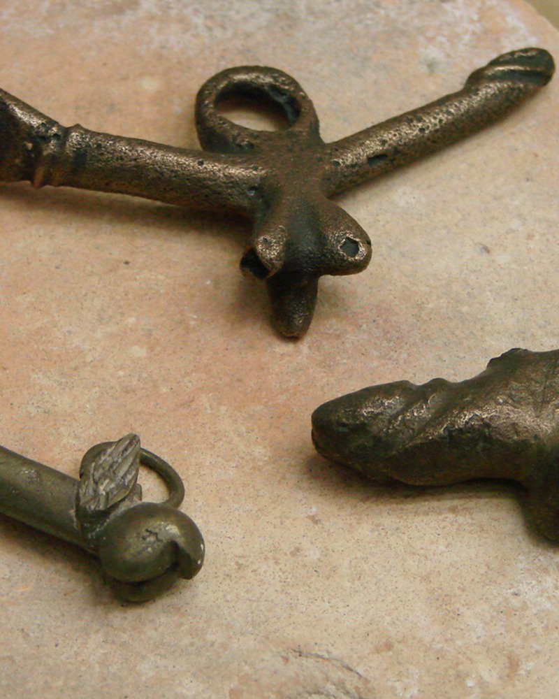 Amuleto romano de bronze em forma de falo, usado contra o mau-olhado