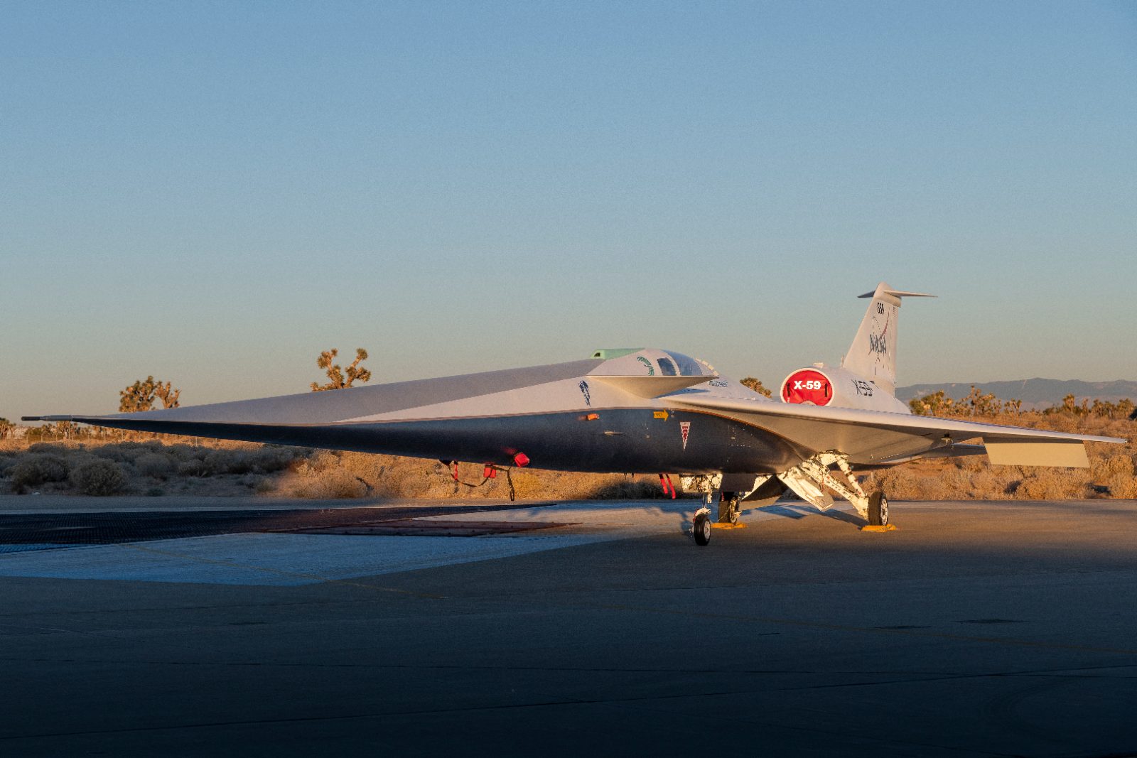 Avião X-59 da NASA no solo, com o nariz alongado