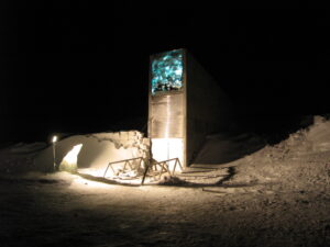 Entrada do cofre do fim do mundo, o Banco Global de Sementes de Svalbard, na neve da Noruega