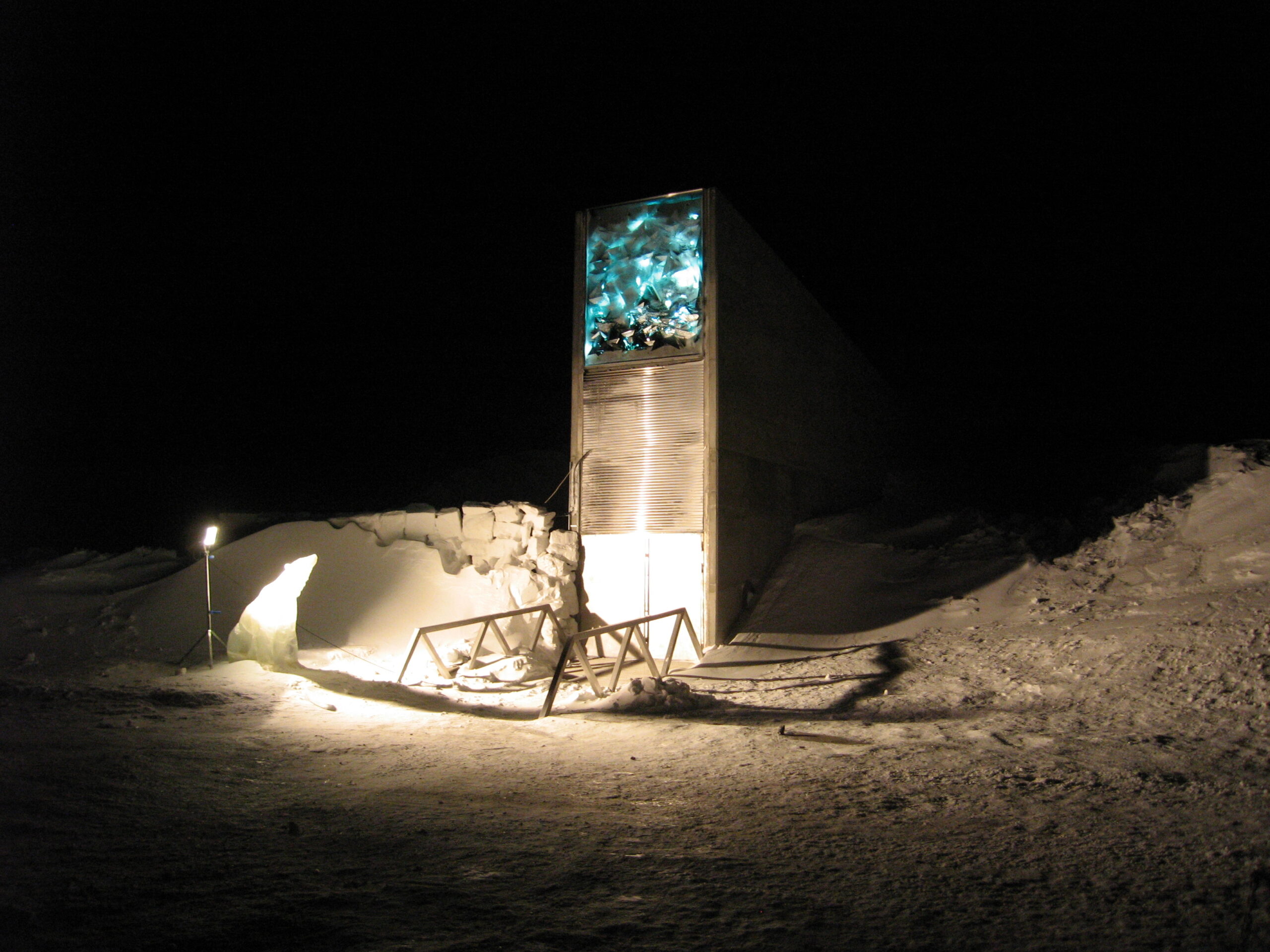Entrada do cofre do fim do mundo, o Banco Global de Sementes de Svalbard, na neve da Noruega