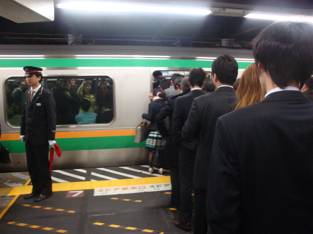 Plataforma de trem lotada na hora do rush em Kawasaki, no Japão