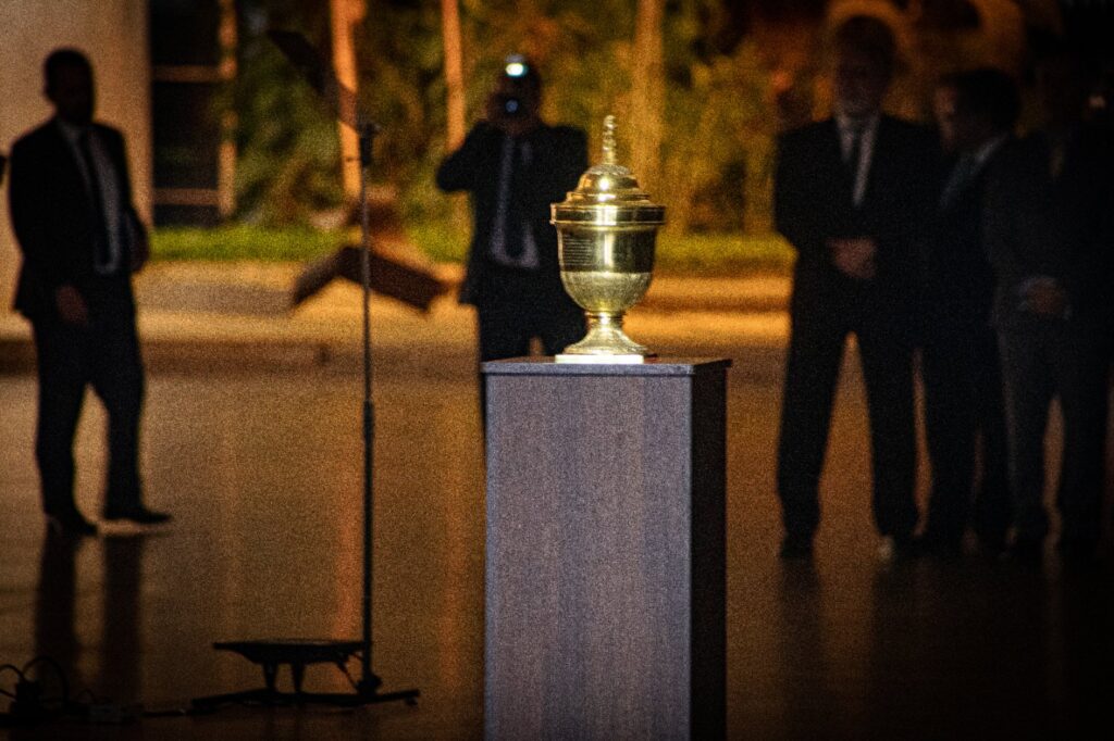 Urna com metade do corpo de Dom Pedro, na chegada ao Brasil em 2022