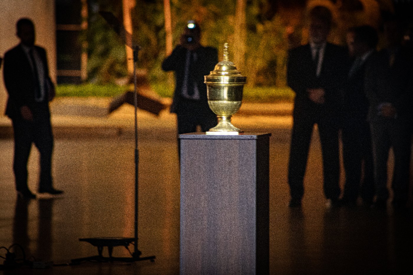 Urna com metade do corpo de Dom Pedro, na chegada ao Brasil em 2022