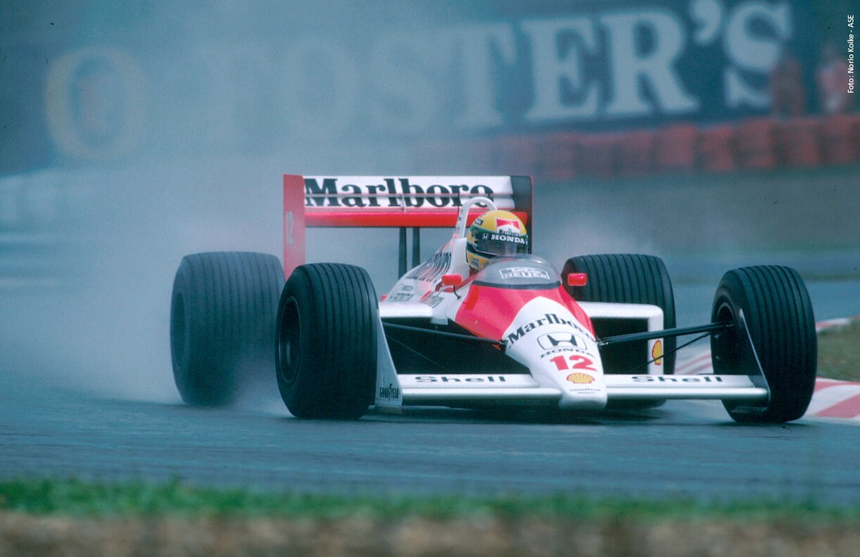 Ayrton Senna pilotando a McLaren MP4/4 na chuva em 1988, o carro da volta em estado de flow em Mônaco